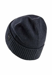 Ciemnoszary dzianinowy beanie z prążkowanym mankietem i miękkim, teksturowanym wykończeniem. Posiada małe czarne logo po boku.