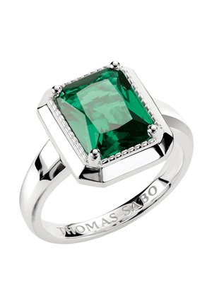Silberner Ring mit großem rechteckigem, smaragdgeschliffenem grünem Edelstein, gehalten von vier Krappen, auf dem Ringband mit "THOMAS SABO" graviert.