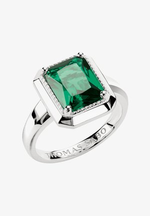 Silberner Ring mit großem rechteckigem, smaragdgeschliffenem grünem Edelstein, gehalten von vier Krappen, auf dem Ringband mit "THOMAS SABO" graviert.