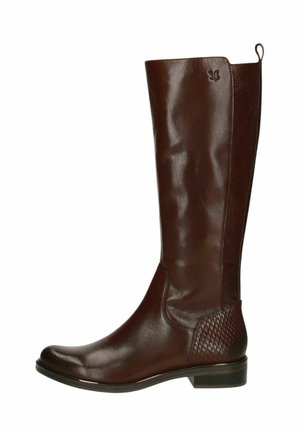 Botte haute en cuir marron avec une surface lisse, un panneau latéral texturé et une petite boucle à l'arrière. Talon empilé bas pour plus de stabilité.