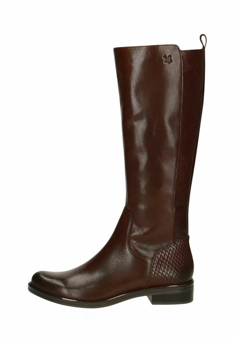 Bota de piel marrón hasta la rodilla con una superficie lisa, panel lateral texturizado y un pequeño lazo en la parte trasera. Tacón bajo apilado para mayor estabilidad.