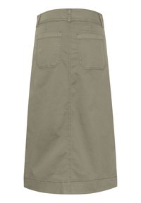Jupe midi kaki à coupe droite, avec deux poches arrière et des coutures plates. Confectionnée dans un tissu en mélange de coton pour une texture lisse.