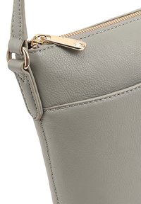 Grijze leren schoudertas met een gouden rits en hardware, voorzien van een soepele textuur en gestikte details aan de randen.