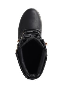 Bottine noire en simili cuir avec un bout rond, un laçage à l'avant et des accents en métal doré. Doublure intérieure douce pour plus de confort.