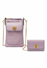 Sac bandoulière en cuir violet avec quincaillerie en ton or, doté d'un compartiment principal zippé, d'une poche à rabat et d'une sangle chaîne réglable.