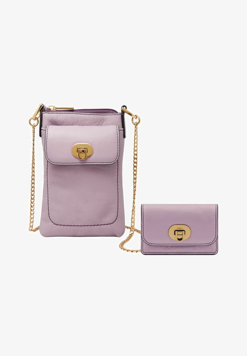 Sac bandoulière en cuir violet avec quincaillerie en ton or, doté d'un compartiment principal zippé, d'une poche à rabat et d'une sangle chaîne réglable.