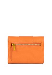 Portefeuille orange avec texture, doté d'une poche zippée dorée, d'une surface lisse et d'une fermeture à rabat, conçu avec une esthétique minimaliste.