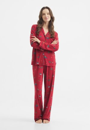 Conjunto de pijama rojo hecho de una tela suave, con divertidos patrones de coches y árboles. La parte superior tiene un cuello clásico y un cierre de botones, mientras que los pantalones son de corte holgado.