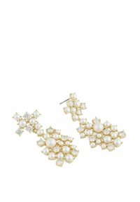 Guldtonade örhängen med kluster av vita pärlor och klara kristaller i olika storlekar, med en texturerad design och stiftfäste.