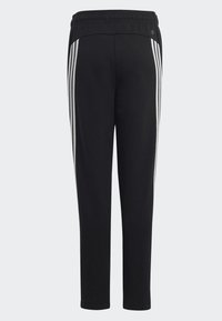 Pantalones deportivos negros con una tela texturizada, que cuentan con tres franjas verticales blancas a lo largo de los lados y una cinturilla elástica.