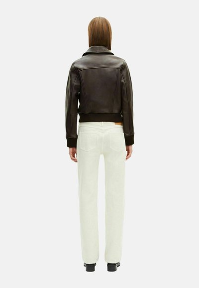 Bruine leren cropped jack met ribbels aan de onderkant, voorzien van een klassieke kraag, gedetailleerde stiksels en een gladde textuur, gecombineerd met witte broek.