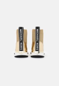 MICHAEL Michael Kors BODIE BOOTIE - Botas clássicas de cano curto - pale gold