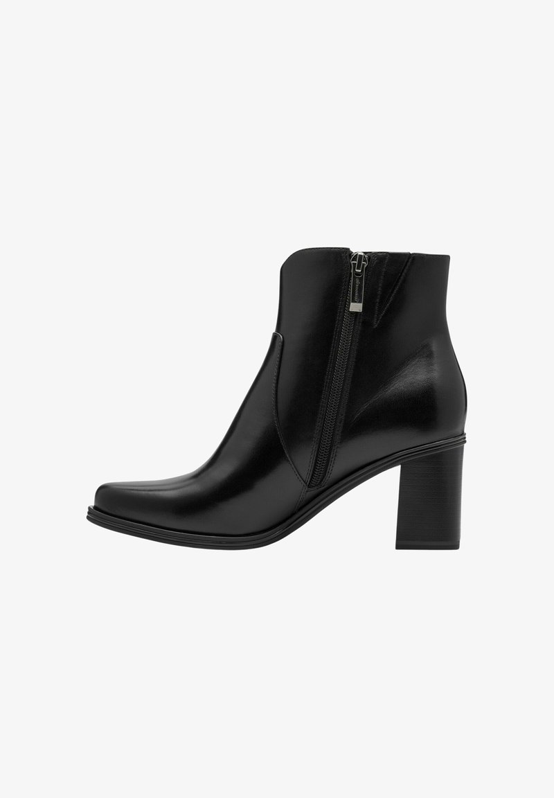 Stivale alla caviglia in pelle nera con punta squadrata, cerniera laterale e tacco a blocco. Presenta una texture liscia e un design minimalista.