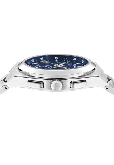 Srebrni metalni sat s plavim brojčanikom, koji sadrži bijele oznake sati, kronograf podbrojčane i gumbe. Bezel je gladak i sjajan.