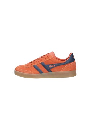Sneaker in camoscio arancione con strisce blu navy e logo "Gola", suola in gomma e design con lacci, mostrata in profilo laterale.