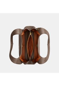 Sac à main en cuir marron avec double poignée, ouverture sur le dessus dévoilant un compartiment central zippé et plusieurs poches intérieures avec doublure orange.