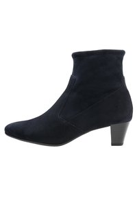 Navy suede nilon kankea, jossa on terävä kärki, epäsymmetrinen muotoilu ja matala, paksu korko. Sujuva pinta, jossa on minimaalinen ompelu.