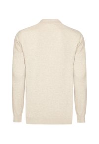 Beige strikket sweater med lange ærmer, blød tekstur og kravefri design. Har ribbet kant og manchetter.