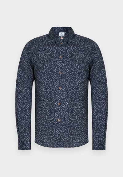 Μπλε ναυτικό πουκάμισο με μακριά μανίκια, μικρό φλοράλ σχέδιο, καφέ κουμπιά και κλασικό γιακά. Κατασκευασμένο από απαλό ύφασμα με λεία υφή.