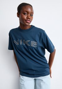 Nike Sportswear PHOENIX TEE - Μπλουζάκι με στάμπα - armory navy