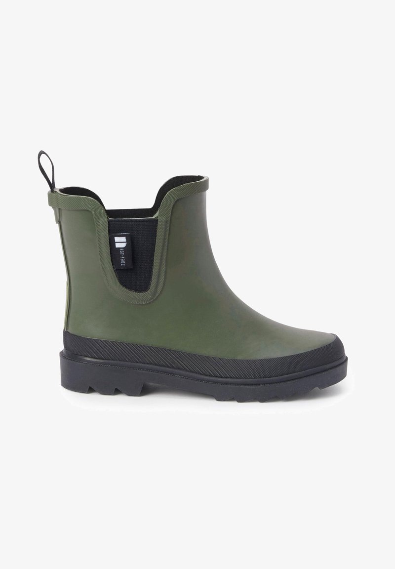 Bottine en caoutchouc verte avec une finition texturée, panneaux latéraux élastiques noirs et une semelle noire épaisse avec des motifs crantés pour une meilleure traction.