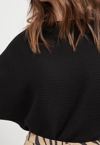 Object Trui - black