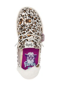 Luipaardprint canvas schoen met witte rubberen zool, met een bontgeklede kraag en paarse binnenzool met een Furby karakter.