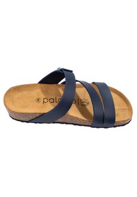Sandalo blu a fascia con due cinturini regolabili, soletta in sughero e suola in gomma texturizzata. Design leggero per comfort e facilità d'uso.