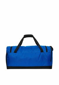 Bolsa de deporte de nylon azul con acentos negros, doble asa en la parte superior y dos cremalleras. Forma rectangular con una superficie texturizada.