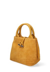 Borsa in suede di un caldo giallo con una forma strutturata. Presenta manici in pelle liscia e un accento annodato con una chiusura metallica.