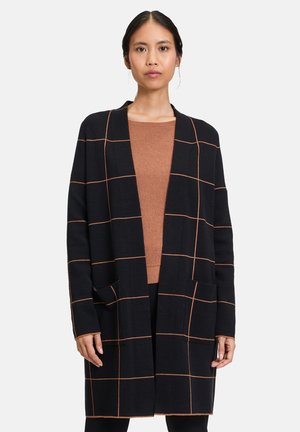 Schwarze Strickjacke mit einem karierten Muster in Orange, mit offenem Vorderteil und zwei Fronttaschen. Weiches Material, lockere Passform, lange Ärmel.