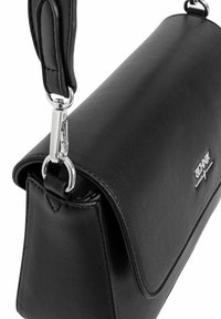 Czarna skórzana torebka crossbody z klapą, srebrnymi akcentami, teksturowanym paskiem i detalem z logo z przodu.