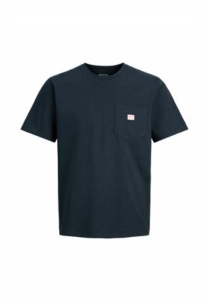 T-shirt à manches courtes bleu marine foncé avec col rond, poche poitrine et petite étiquette blanche sur la poche.