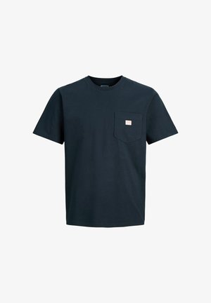 Tume-sinine lühikeste varrukatega ümara kaelusega t-särk rinnatasku ja väike valge sildiga taskul.