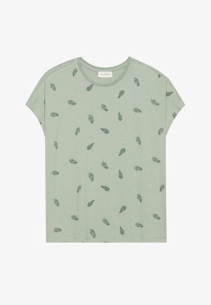 Hellgrünes T-Shirt mit kurzen Ärmeln aus weichem Stoff. Es hat ein Muster aus kleinen, dunkelgrünen Blättern, die über die Oberfläche verteilt sind.