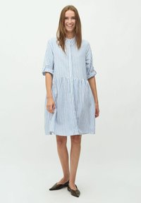 Rochie cu dungi albastre și albe, cu mâneci răsucite, guler cu nasturi și fustă stratificată. Material ușor, cu un design până la genunchi.