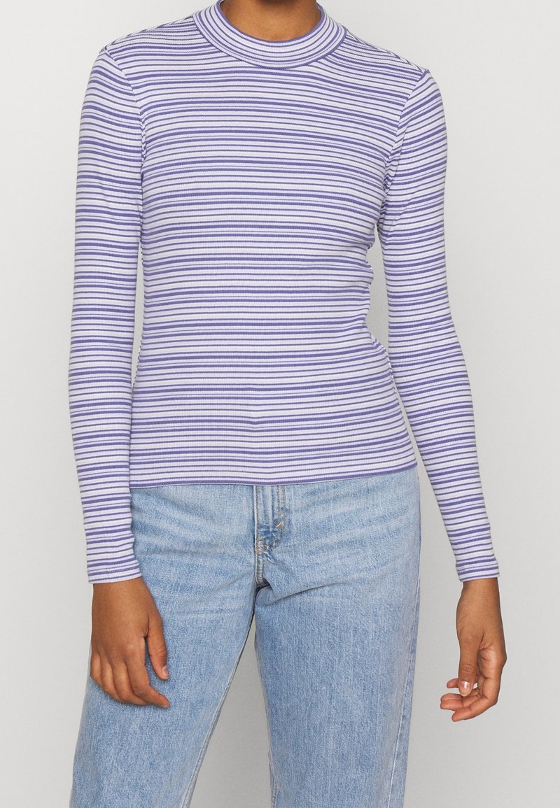 Pruhovaný dlouhý rukáv top v světle fialové a bílé barvě, se stojáčkem a přiléhavým střihem, vyrobený z jemného žebrovaného materiálu.