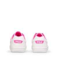 Sneakers bianchi con accenti rosa, forma arrotondata e texture liscia. Presentano un logo sul tallone e un colletto imbottito per offrire comfort.
