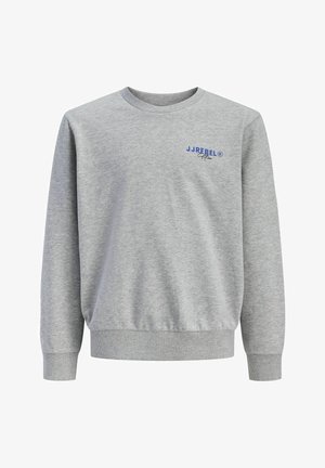 Jasnoszara bluza z okrągłym dekoltem, długimi rękawami i małym niebieskim logo "JJREBEL" na lewej piersi.