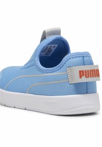 Kék sport slip-on cipő sima textil felsőrésszel, fehér gumitalppal és szürke díszítéssel. A könnyű felhúzást segítő logózott sarokfül is jellemzi.