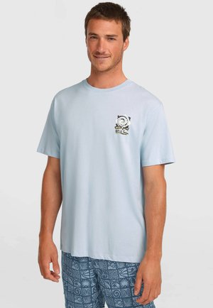 Svetlomodré bavlnené tričko s okrúhlym výstrihom a krátkymi rukávmi, s motívovým logom na ľavej strane hrude. Nosí sa s motívovými modrými šortkami.