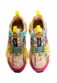 Sneaker colorati con una tomaia in tessuto rosa testurizzato, dettagli multicolori, lacci verdi e linguette giallo neon. Suola leggera con trazione nera.