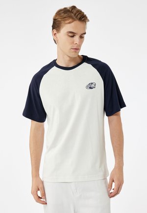 - T-shirt z nadrukiem