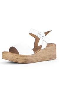 Hvide læder wedge sandaler med en glat overdel, justerbar ankelrem med en sølvspænde og en struktureret træplatform.