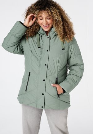 Veste matelassée verte avec capuche, dotée de poches zippées noires et d'une fermeture à bouton pression. Matériau doux et léger avec un design texturé.