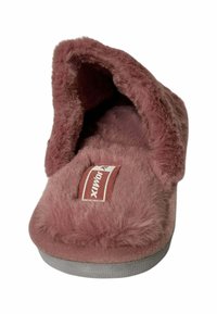 Zapatilla de felpa sintética con un diseño de talón abierto y tono rosa. La textura suave se complementa con una suela de goma gris.