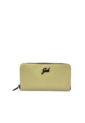 Portafoglio rettangolare in pelle color oro chiaro con cerniera nera e logo "Gabs" ricamato in nero al centro sul davanti.