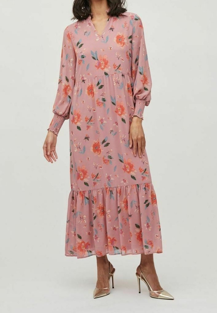 Robe midi rose à manches longues avec imprimé floral orange, encolure en V, taille froncée, ourlet à volants, et chaussures à talons hauts pointues dorées.