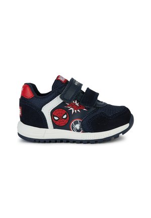 Blauer Stoff- und Wildledersneaker mit roten Akzenten, weißen Seiten und Spider-Man-Grafiken. Verstellbare Klettverschlüsse für einen sicheren Sitz.
