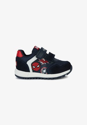 Baskets en tissu bleu et daim avec accents rouges, côtés blancs et graphismes Spider-Man. Brides réglables en Velcro pour un ajustement sécurisé.
